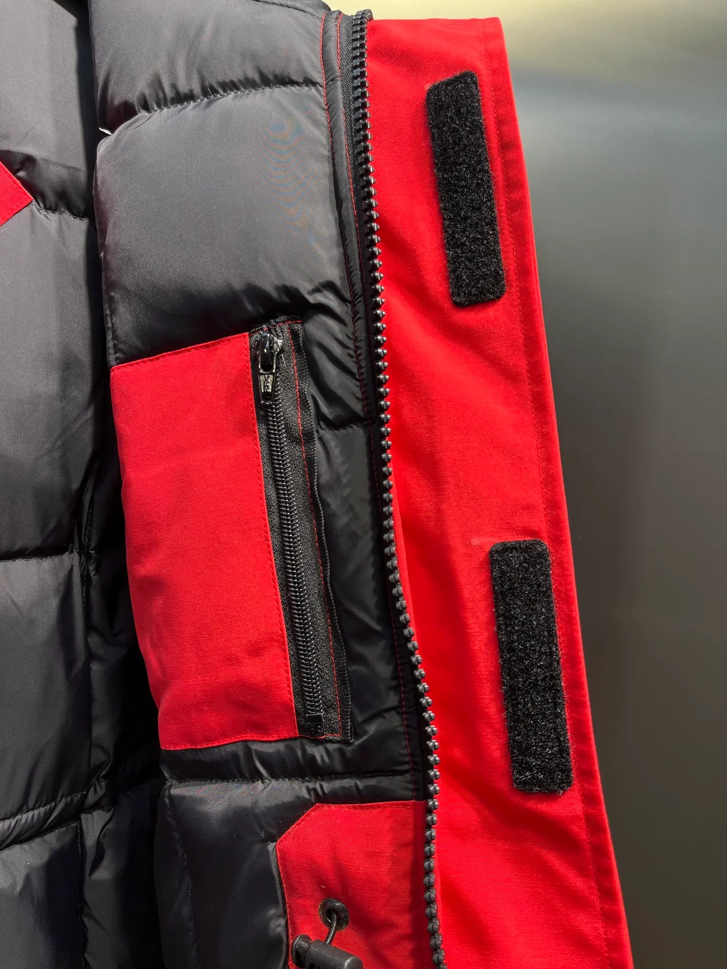 P840 𝘾𝘼𝙉𝘼𝘿𝘼 𝙂𝙊𝙊𝙎𝙀Big Goose 13# The design of Big Goose 13 is simple and elegant, a little longer than the 08 model, more suitable for men and suitable for business people. This down jacket is popular for its simple design, which is not only practical but also has a certain sense of fashion. In terms of applicability, the Daye 13 model provides good thermal insulation performance. Its thermal insulation coefficient is level 5, which can provide enough warmth and is suitable for wearing in cold environments. In addition, the Daye 13 model also has a high cost performance. Compared with other models, it provides a better balance between price and performance, making it more competitive in the market.  size：xs-xxl